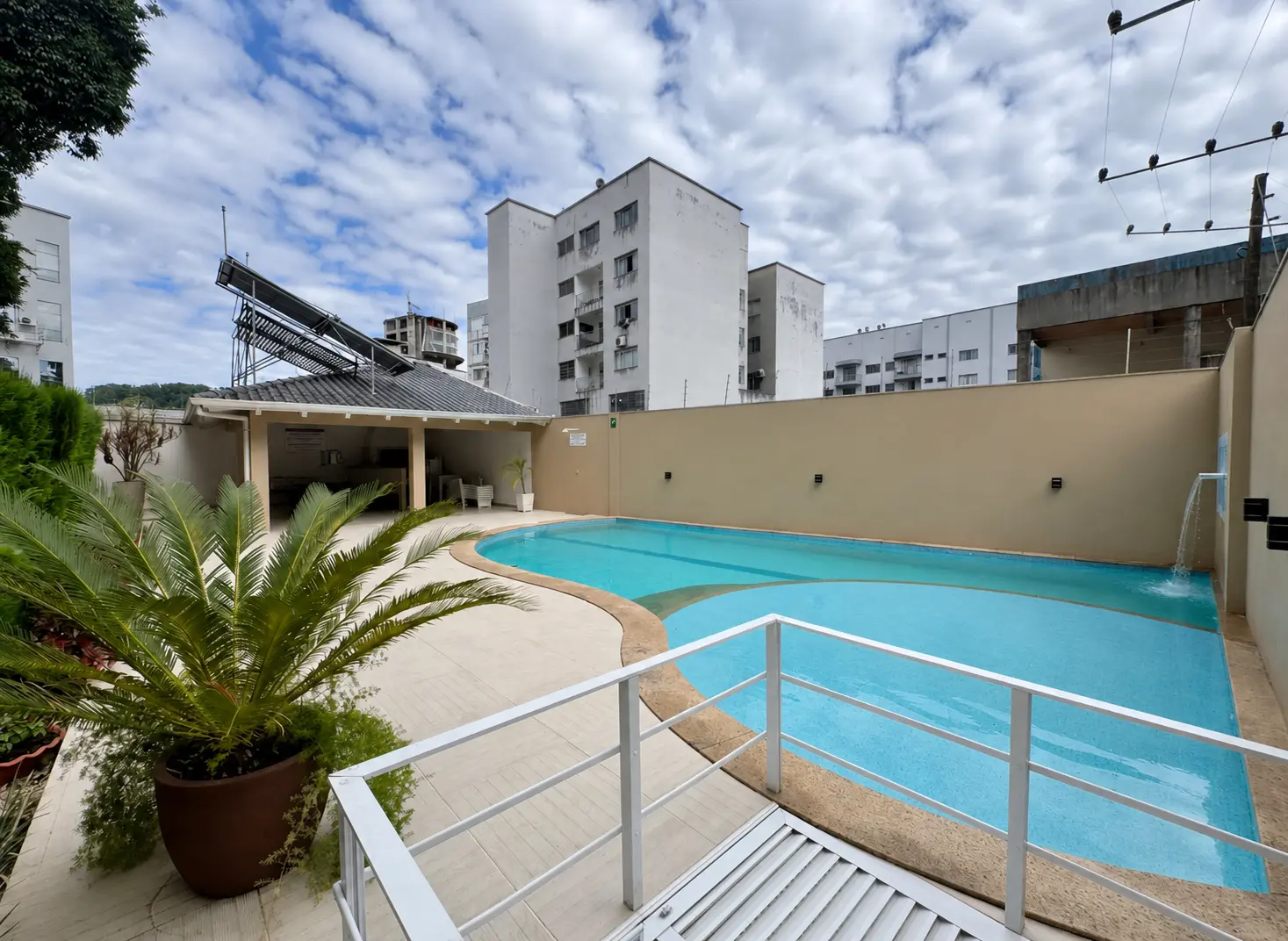 Piscina e quiosque na área de lazer do condomínio