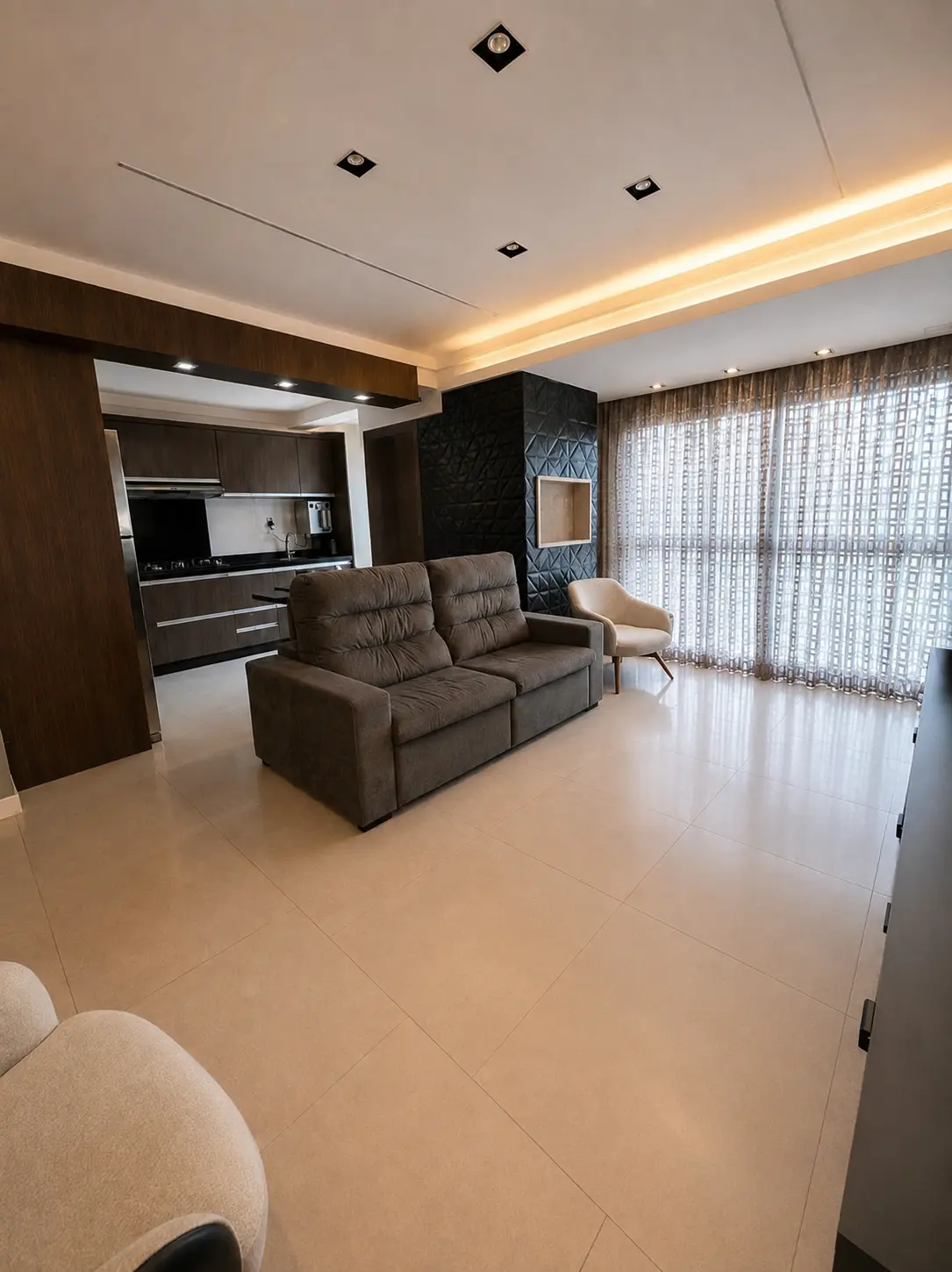 Sala de estar integrada à cozinha e iluminada pela sacada